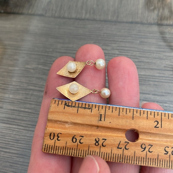 Vintage 14kt Gold Mid Century Modern Pearl Earrings - Picture 10 of 16